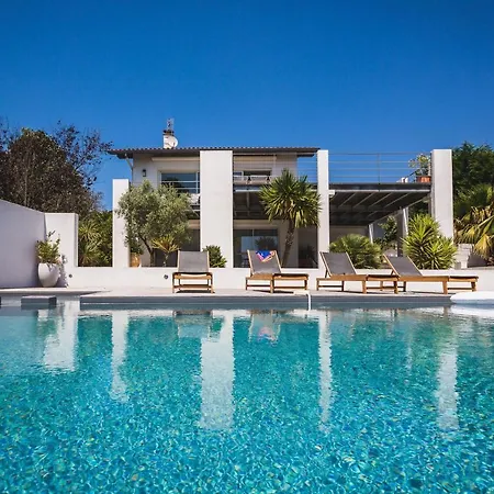 Villa Sleeps 8 Pool Air Con Wifi *