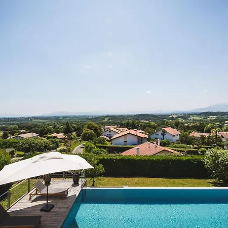 Villa Sleeps 8 Pool Air Con Wifi