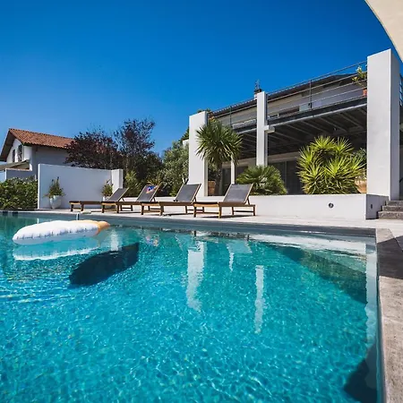 Villa Sleeps 8 Pool Air Con Wifi *
